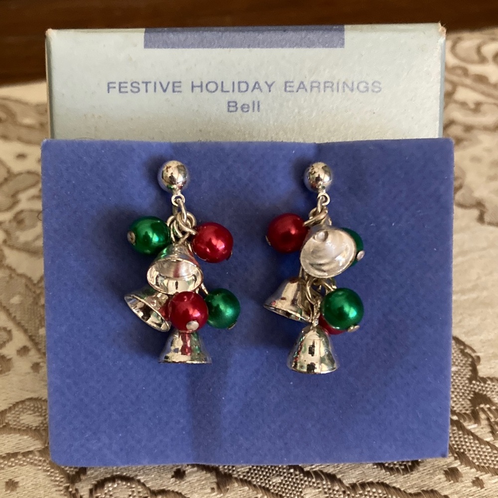 Avon NIB VINTAGE Christmas earrings w/red &green beads& silver-tone jinglebells